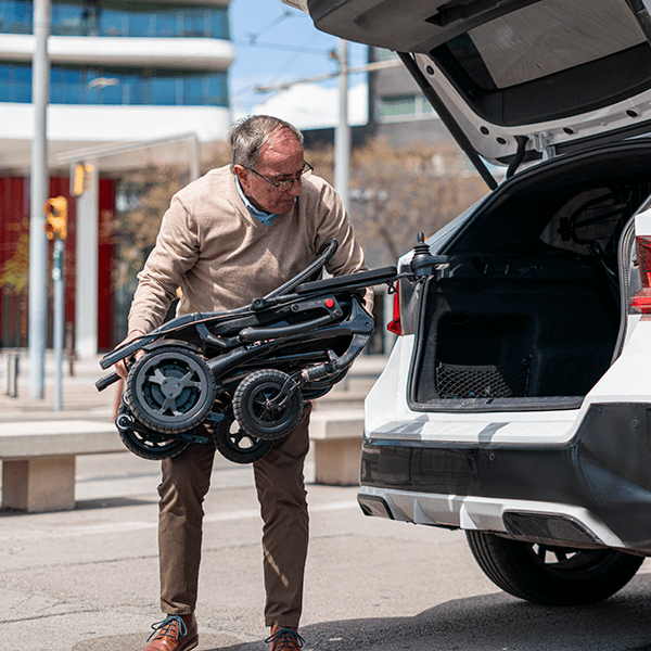 silla-de-ruedas-electrica-ultraligera-kittos-carbon-plegada-maletero-coche.png silla de ruedas eléctrica ultraligera Kittos Carbon plegada en maletero de coche