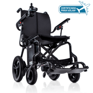Silla de ruedas eléctrica plegable iCarbon de TotalCare en fibra de carbono, vista frontal con joystick, reposapiés abatibles y distintivo para viajar en avión
