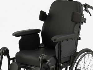 Asiento y respaldo ajustables La silla de ruedas está equipada con un asiento regulable en anchura y profundidad, lo que permite una adaptación precisa a las dimensiones y necesidades posturales del usuario. Esto favorece una correcta distribución de la presión y mejora la estabilidad pélvica, contribuyendo a la prevención de úlceras por presión y al aumento del confort. El respaldo es regulable en altura, lo que facilita el soporte adecuado de la columna vertebral y la correcta alineación de la cabeza y el tronco.