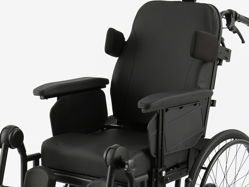 Asiento y respaldo ajustables La silla de ruedas está equipada con un asiento regulable en anchura y profundidad, lo que permite una adaptación precisa a las dimensiones y necesidades posturales del usuario. Esto favorece una correcta distribución de la presión y mejora la estabilidad pélvica, contribuyendo a la prevención de úlceras por presión y al aumento del confort. El respaldo es regulable en altura, lo que facilita el soporte adecuado de la columna vertebral y la correcta alineación de la cabeza y el tronco.