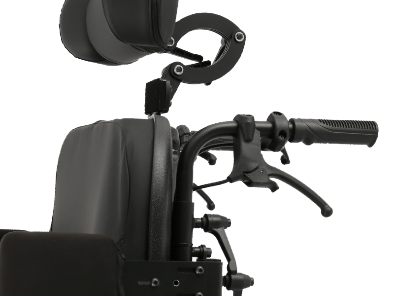 Mandos de reclinación y basculación En las empuñaduras de la silla de ruedas aloja los mandos para reclinar el respaldo y/o bascular el asiento, ubicados en una posición accesible y ergonómica para el acompañante o cuidador. Estos mandos permiten un control preciso y suave de los movimientos tanto de basculación como de reclinación, facilitando la adaptación de la postura del usuario en función de sus necesidades clínicas o de confort. Frenos para el acompañante Sistema de frenos ergonómicos ubicados en las empuñaduras traseras, diseñados para que el acompañante pueda accionar los frenos de forma segura y sin esfuerzo. Permite un mayor control durante los desplazamientos, subidas o bajadas, mejorando la seguridad y facilitando el manejo en diferentes terrenos.