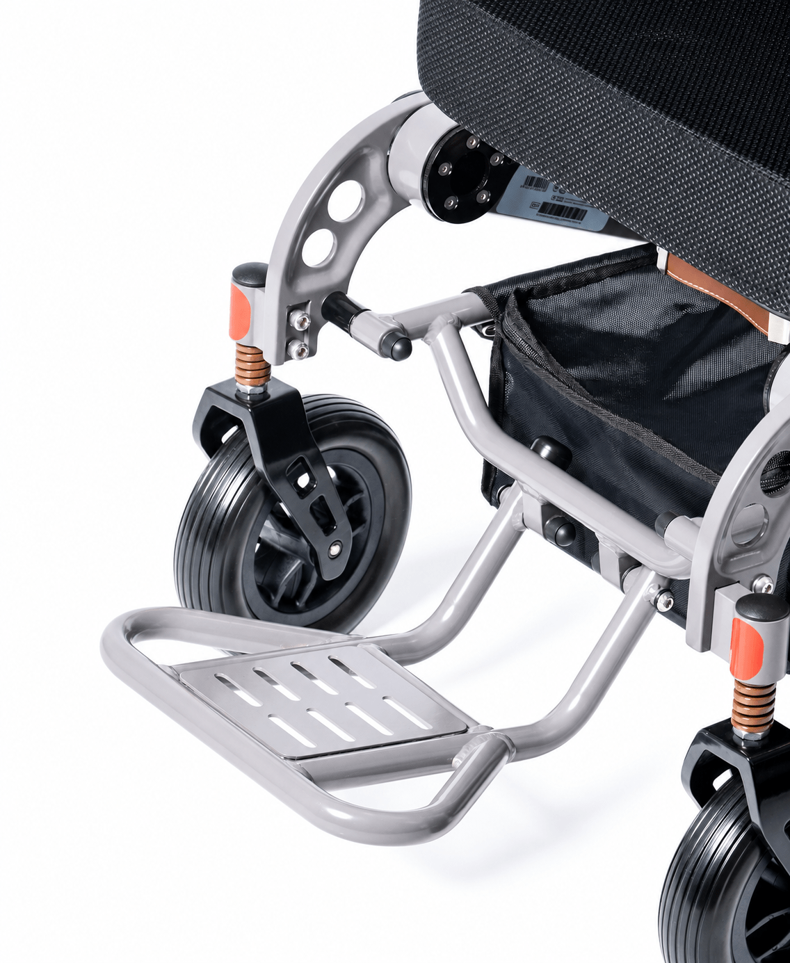 Detalle del reposapiés de la silla eléctrica Teyder SPA RX con ruedas delanteras, amortiguadores y estructura de aluminio