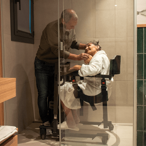 Aúpa Chair T-Flex en la ducha facilitando la higiene en zona húmeda con traslado seguro y cómodo