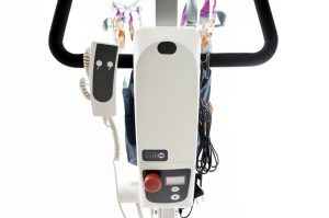 Detalle de la caja de control de la grúa Vulcan Mini Libercar con mando, indicador digital de carga y botón de parada de emergencia