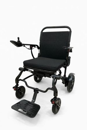 Silla eléctrica bariátrica plegable Optima Plus 200 kg en vista frontal con joystick y reposapiés