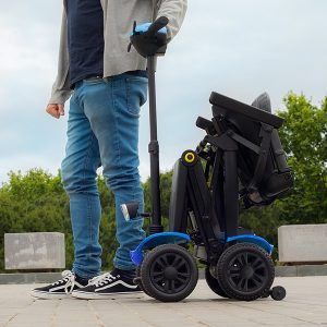 Scooter eléctrico plegable Cerdeña plegado en exterior, fácil de transportar