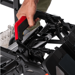 Detalle del asa de plegado del scooter eléctrico plegable Fuerteventura, cierre rápido y seguro