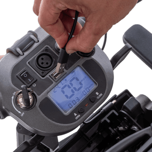 Puerto USB del scooter eléctrico plegable Lanzarote en el panel de control, carga de dispositivos