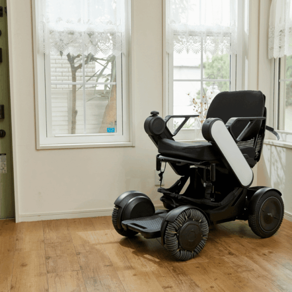 silla de ruedas eléctrica en interior
