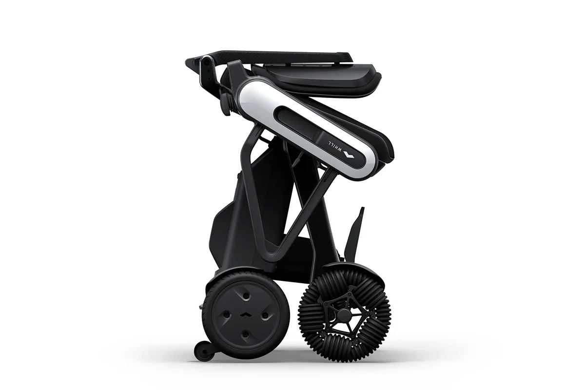 Silla de ruedas eléctrica Wheel Model C Lite plegada en posición vertical para facilitar el transporte
