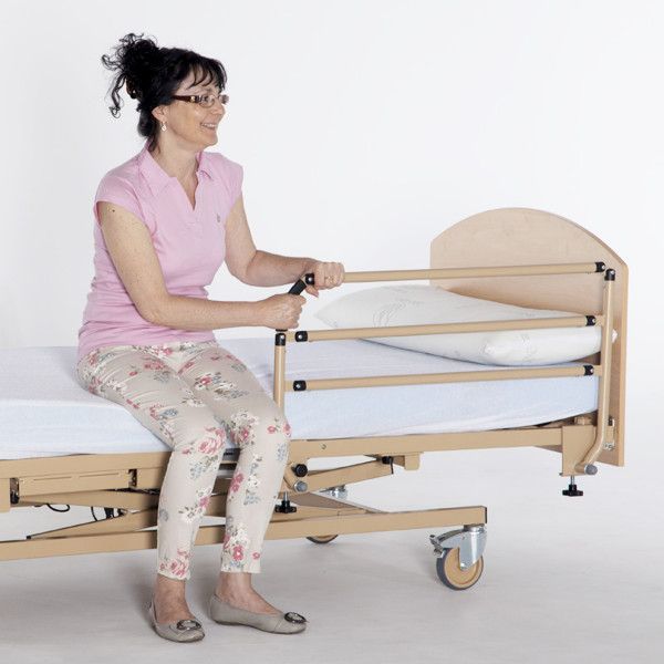 Barandilla corta para cama articulada de 90 cm ayudando a incorporarse y salir de la cama