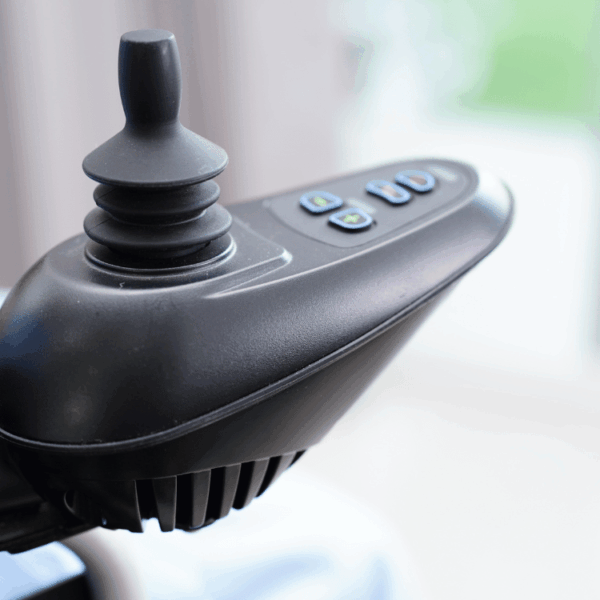 silla de ruedas eléctrica con joystick de control