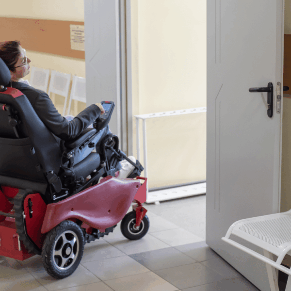silla de ruedas eléctrica compacta para interiores