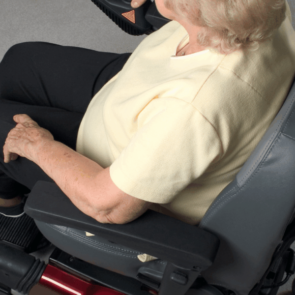 silla de ruedas eléctrica plegada para facilitar el transporte