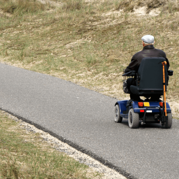Silla de ruedas eléctrica ultraligera y compacta
