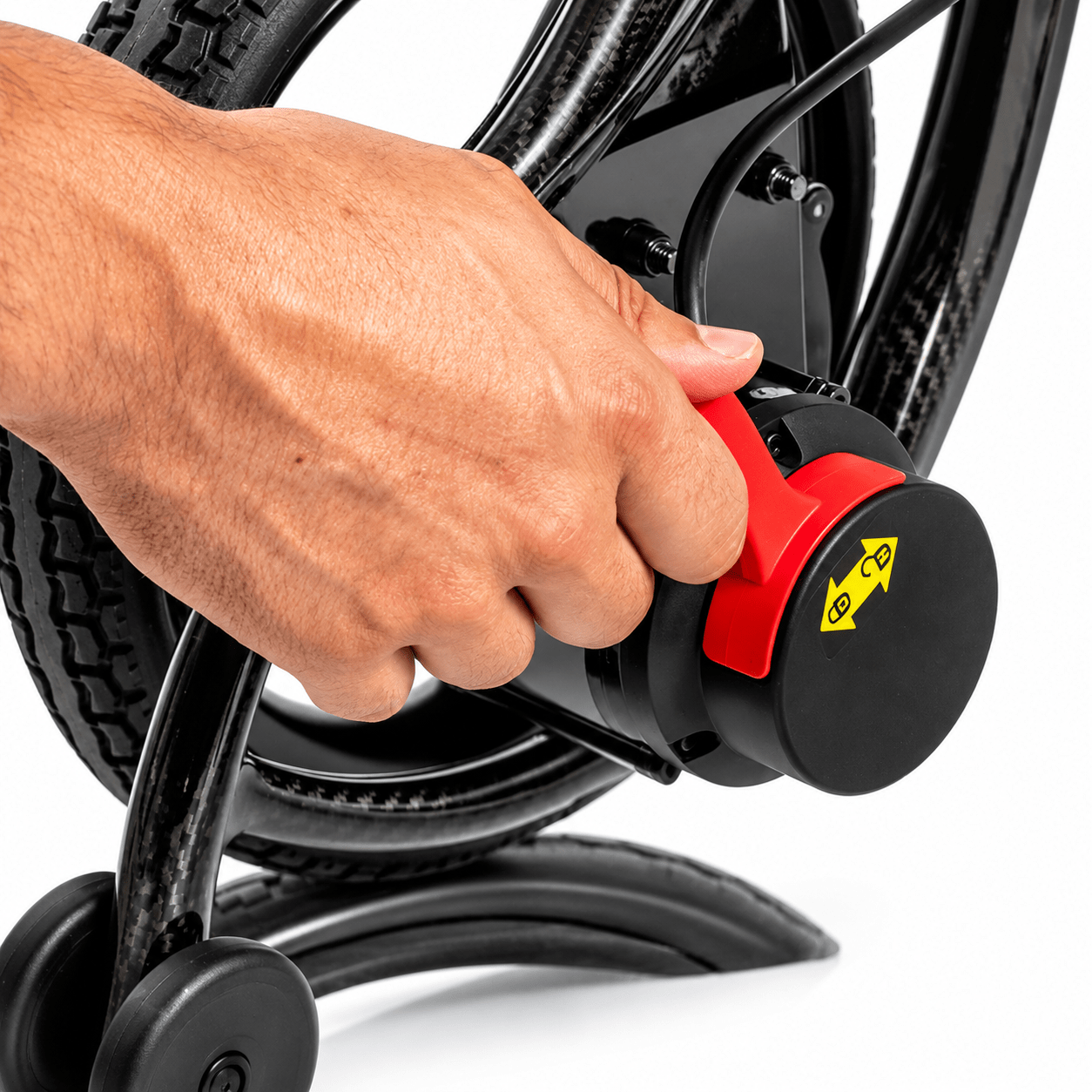 Mano accionando la palanca roja de desbloqueo manual del motor de la silla eléctrica Martinika Carbon Evo