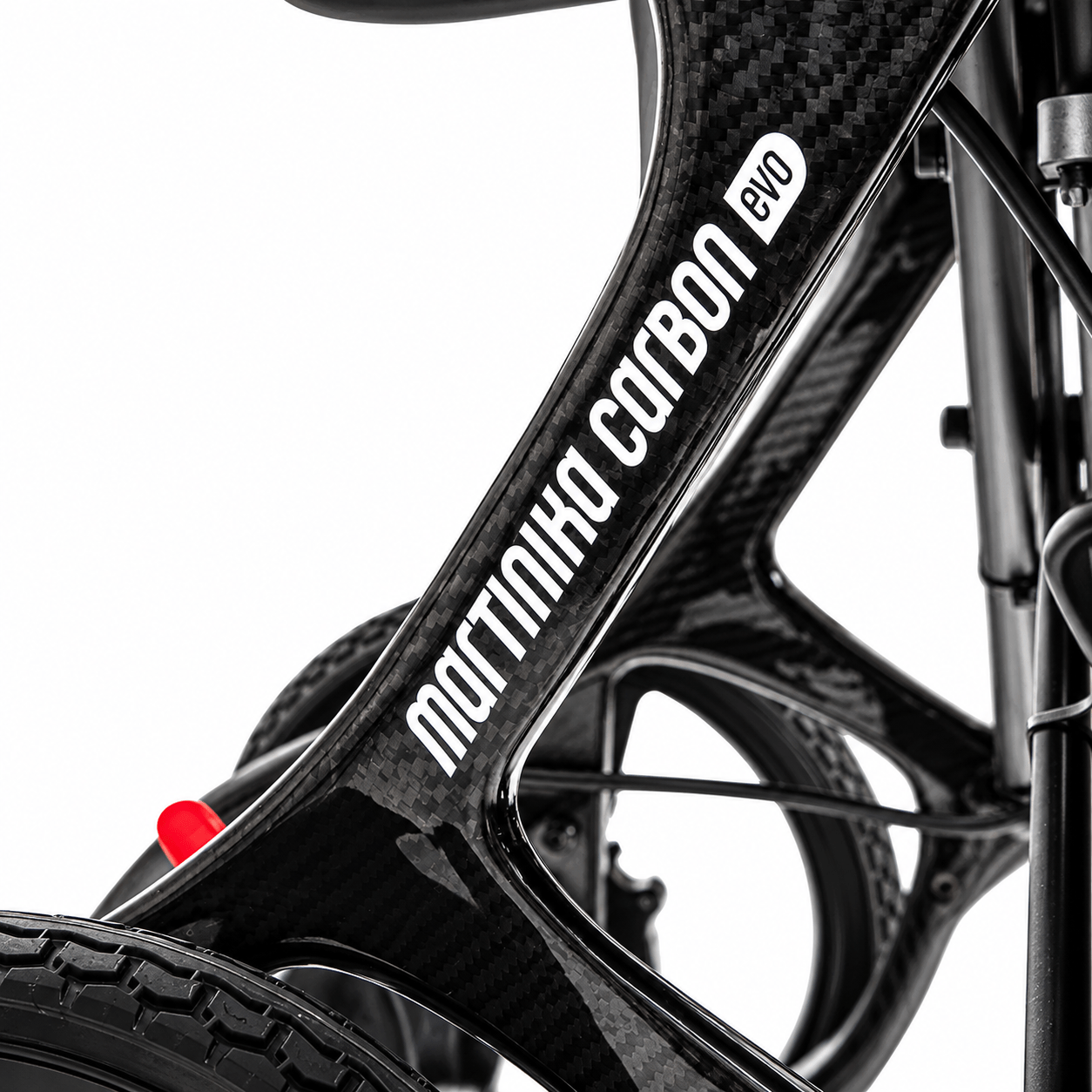 Detalle del chasis de fibra de carbono de la silla eléctrica Martinika Carbon Evo con acabado de carbono visible