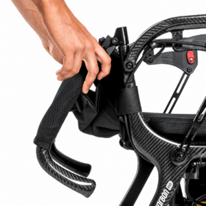 Persona abatiendo el respaldo partido de la silla eléctrica Martinika Carbon Evo con chasis de fibra de carbono