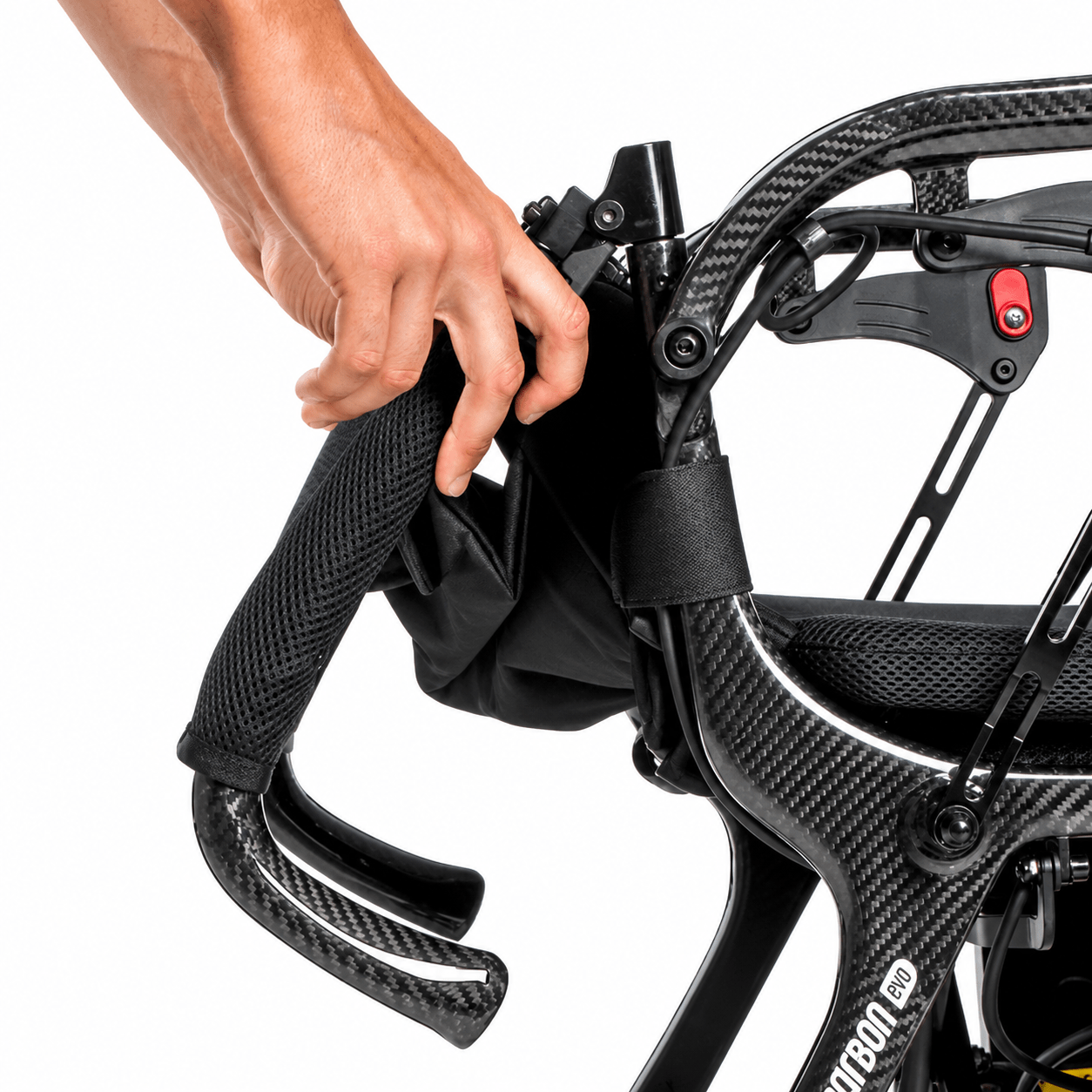 Persona abatiendo el respaldo partido de la silla eléctrica Martinika Carbon Evo con chasis de fibra de carbono