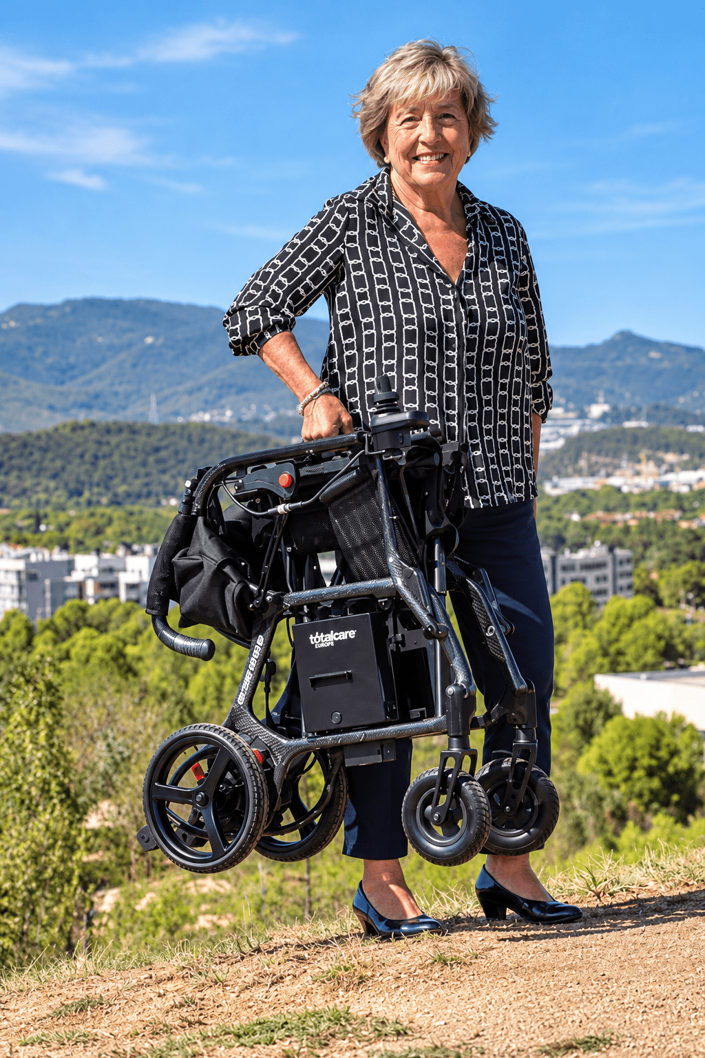 Mujer transportando con una mano la silla eléctrica Martinika Carbon Evo plegada en un entorno exterior