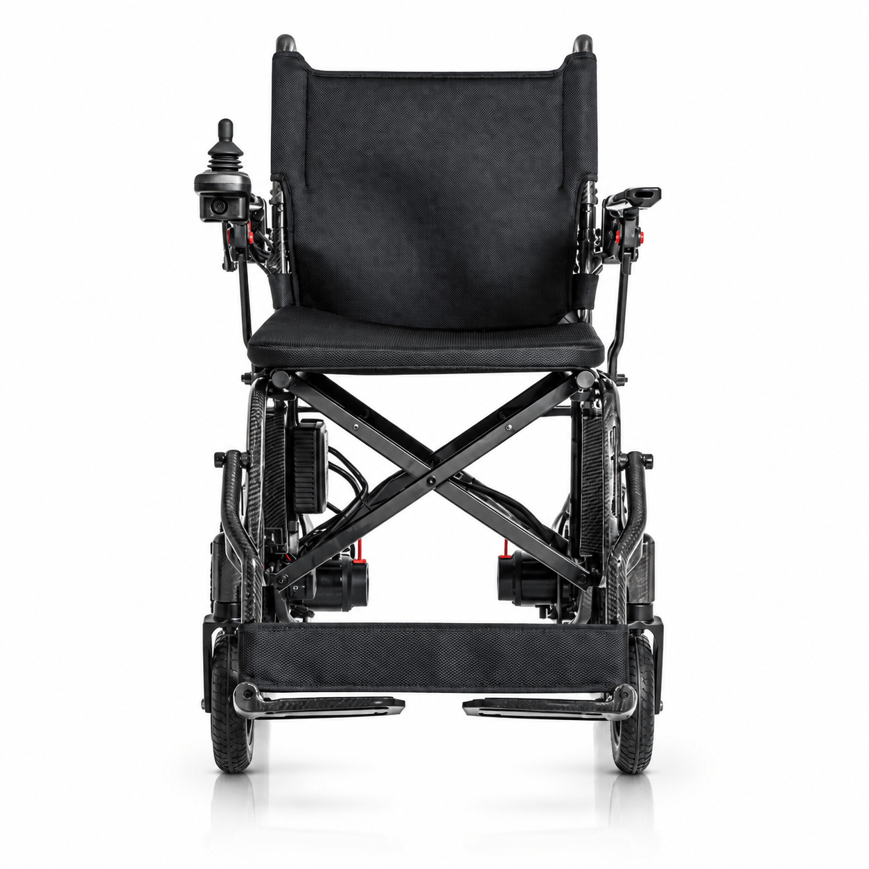 Vista frontal de la silla eléctrica Martinika Carbon Evo con asiento acolchado, joystick y chasis de fibra de carbono