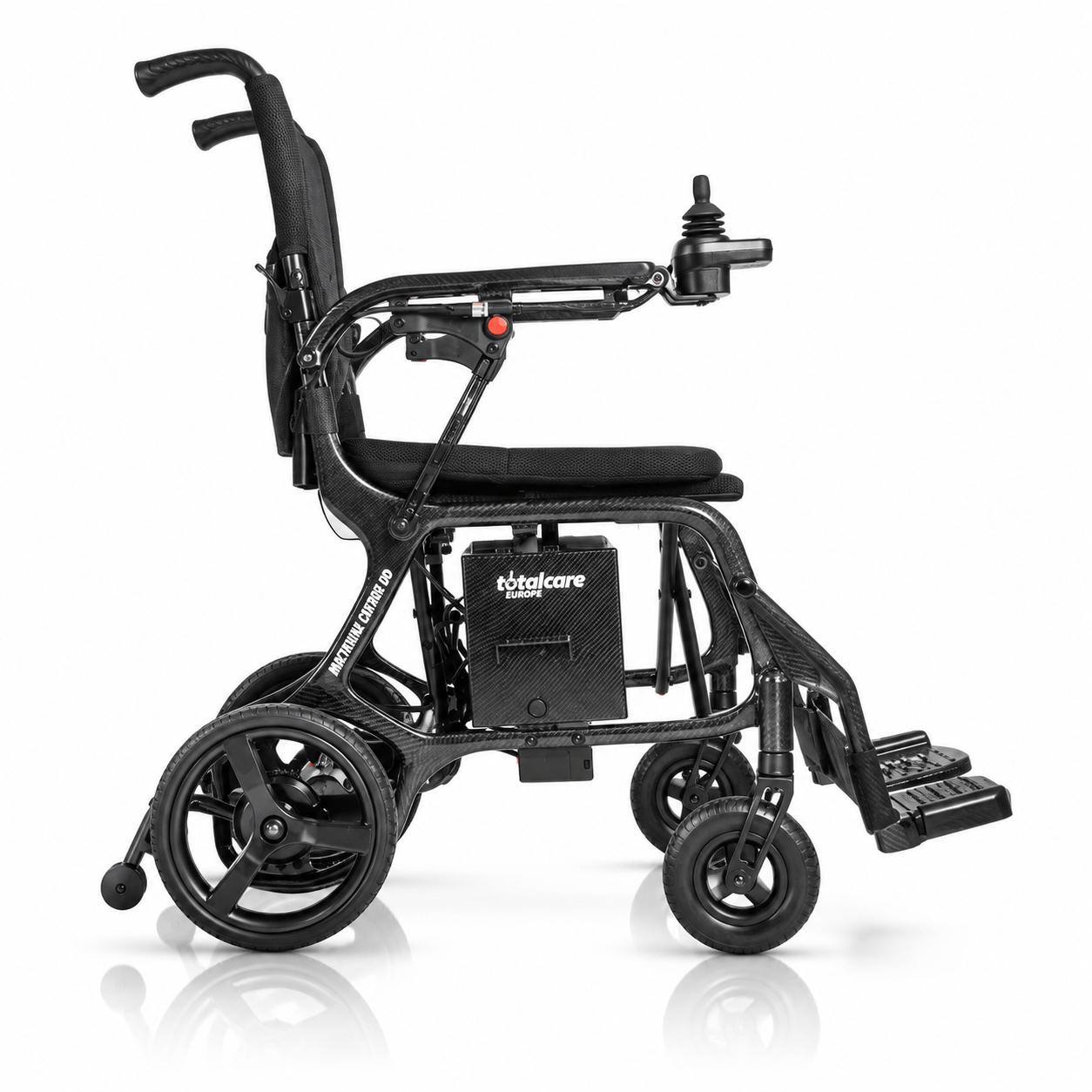 Vista lateral de la silla de ruedas eléctrica Martinika Carbon Evo con chasis de fibra de carbono y reposapiés individuales