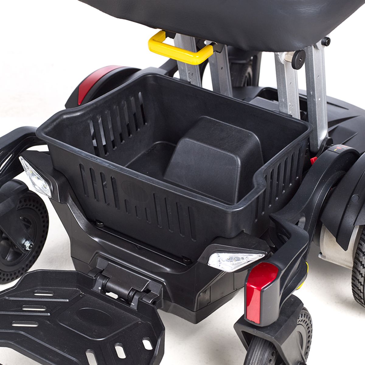 Detalle de la cesta portaobjetos y las luces de la silla eléctrica Spider R140